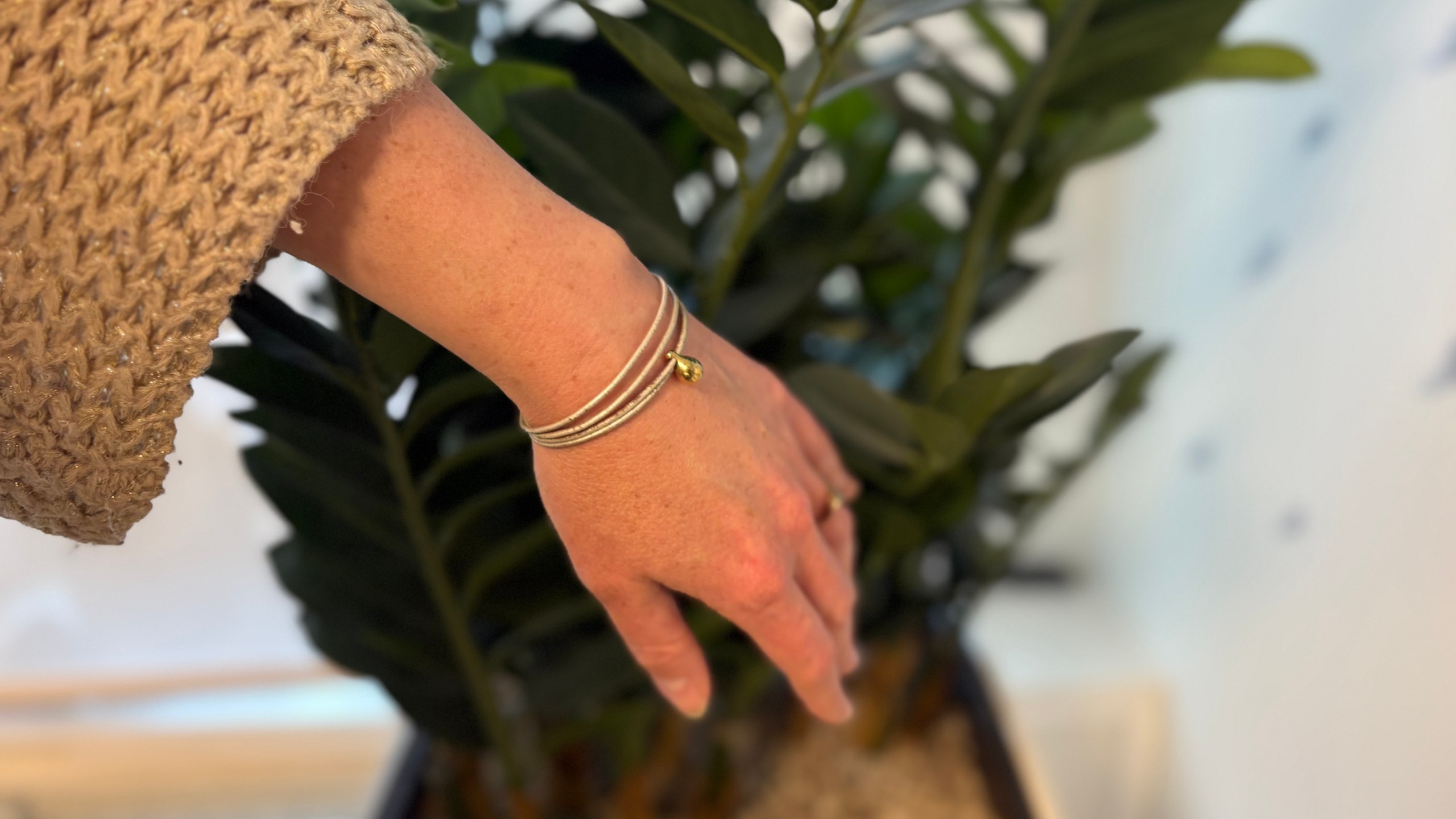 Martine draagt Toms as elke dag dicht bij zich, verwerkt in een fijn armbandje om haar pols.