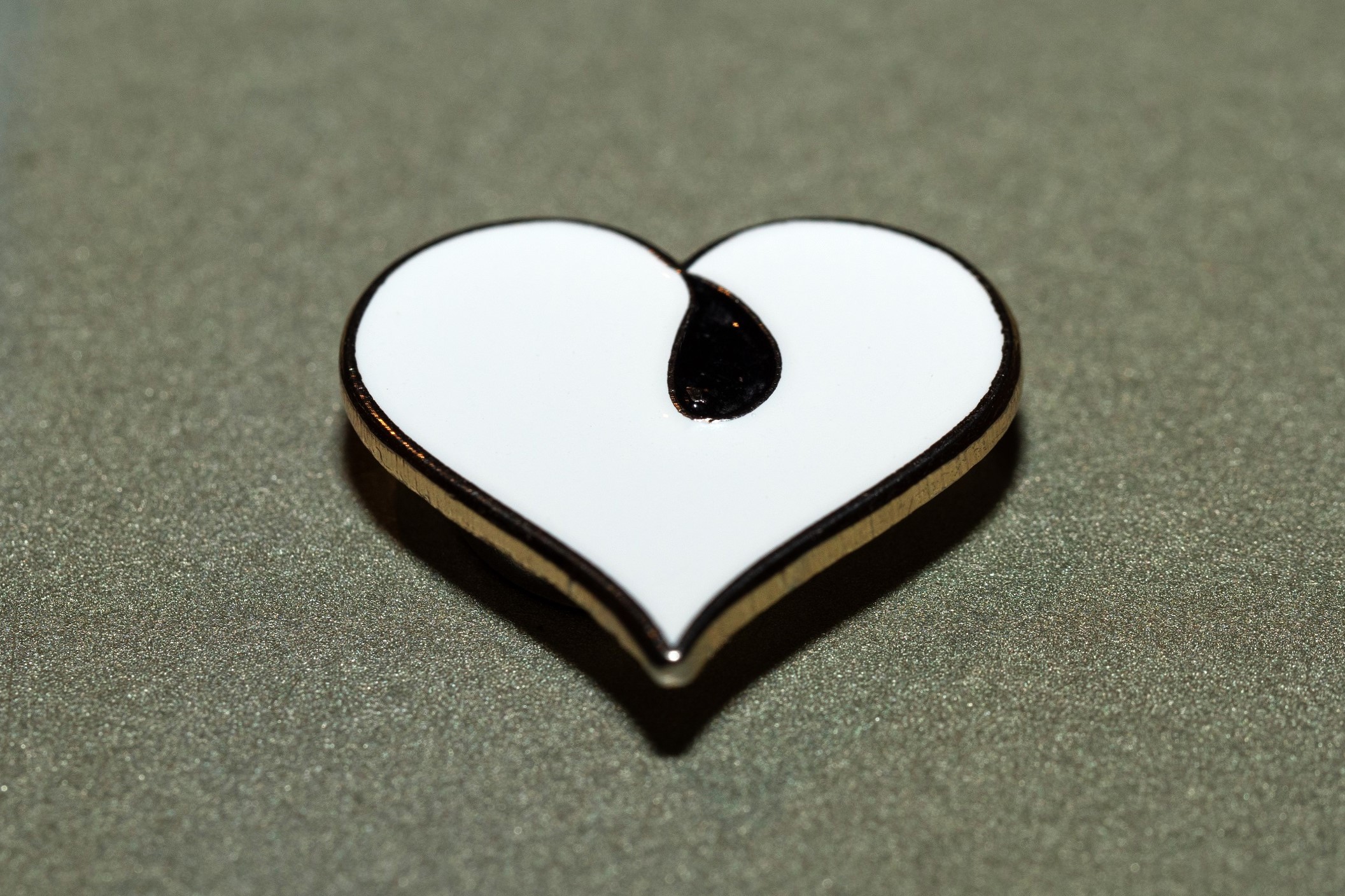 Peter Callewaert ontwierp een pin die je vandaag kan dragen om duidelijk te maken dat je aan het rouwen bent.
