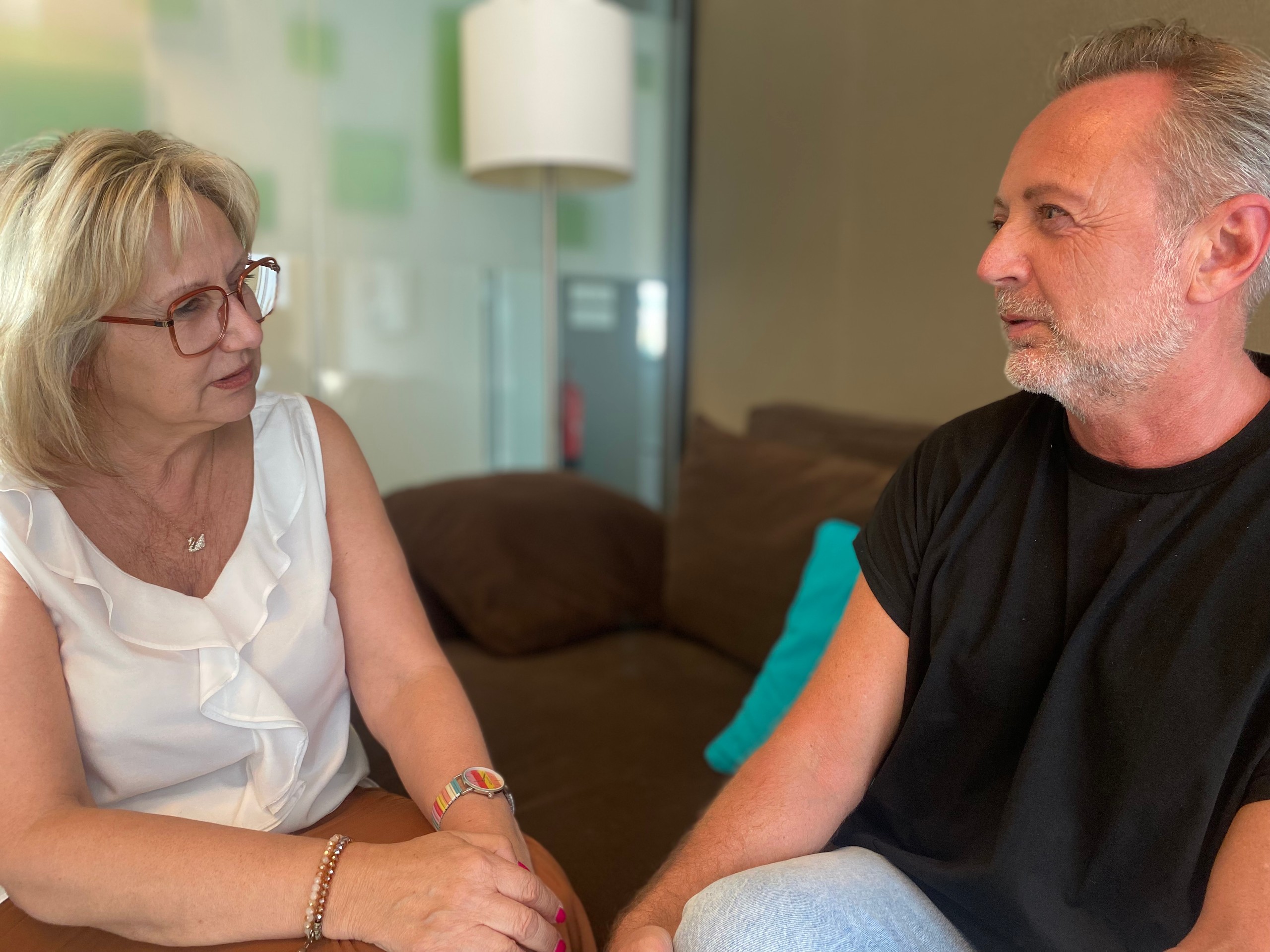 Ingrid en Tom zijn het erover eens dat bewust van iemand afscheid nemen je later veel troost kan geven.